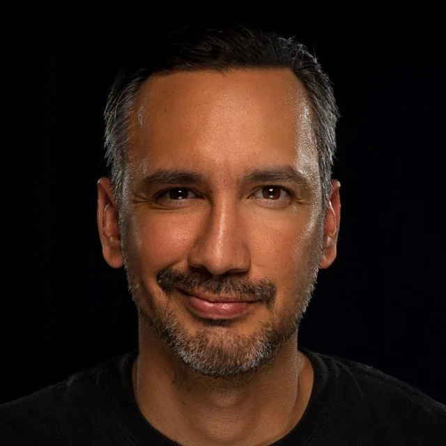 Retrato de Álvaro Mayorga, cofundador de Gatopardo Media, especialista en dirección estratégica de narrativa visual para marcas premium.