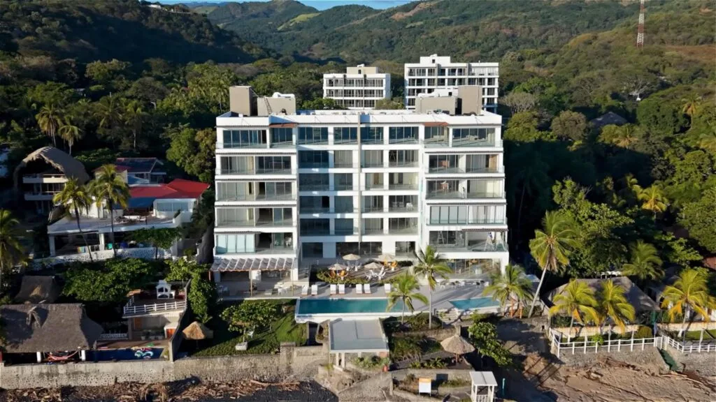 Fotografía arquitectónica del desarrollo Barefoot en Playa El Zonte, Surfcity El Salvador, producción visual por Gatopardo Media.