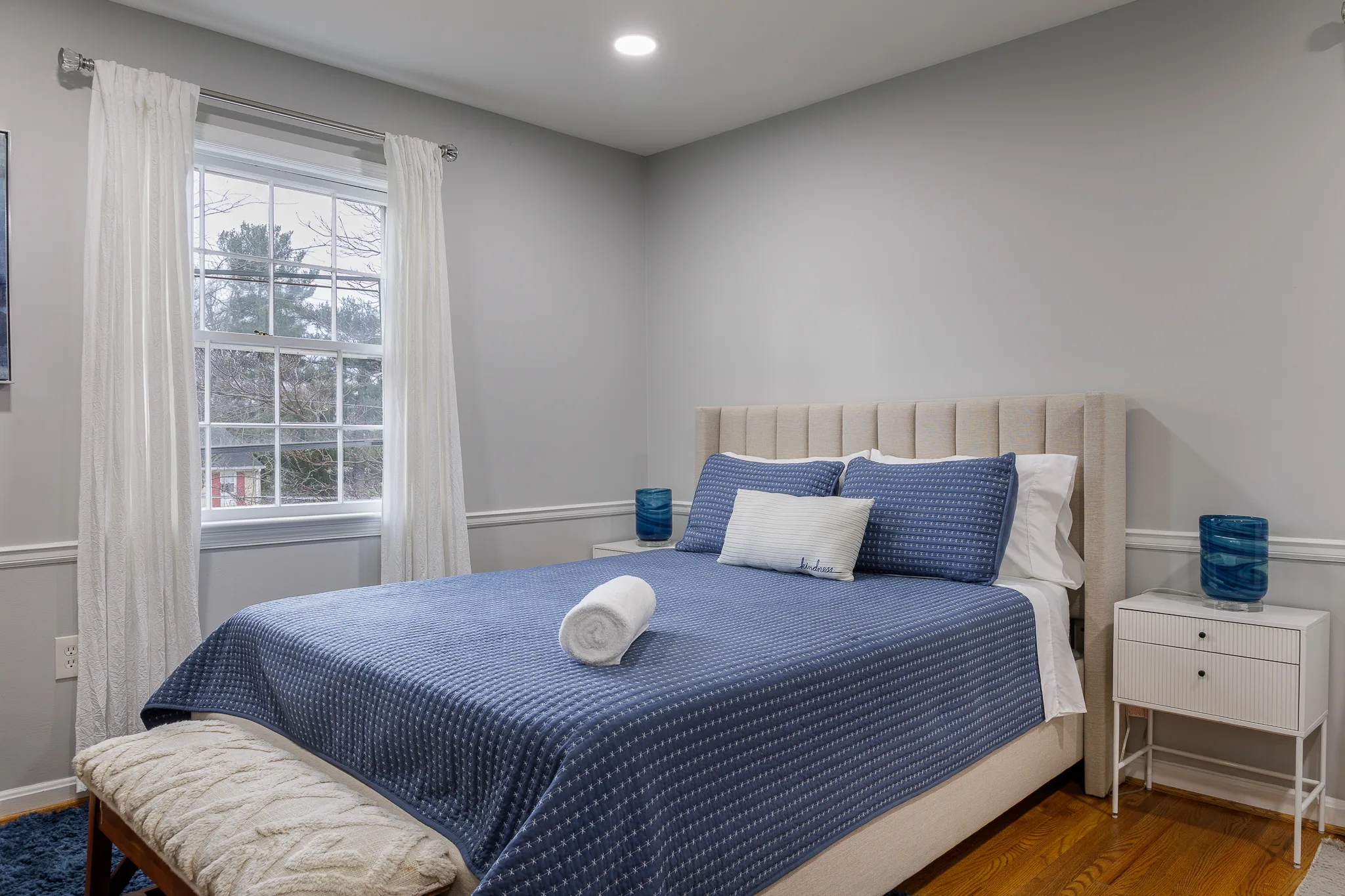 Habitación con cama matrimonial, decoración contemporánea y luz natural en Silver Spring, Maryland, Estados Unidos