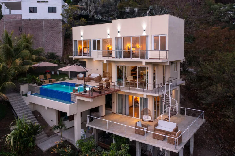 Fachada contemporánea de casa con piscina