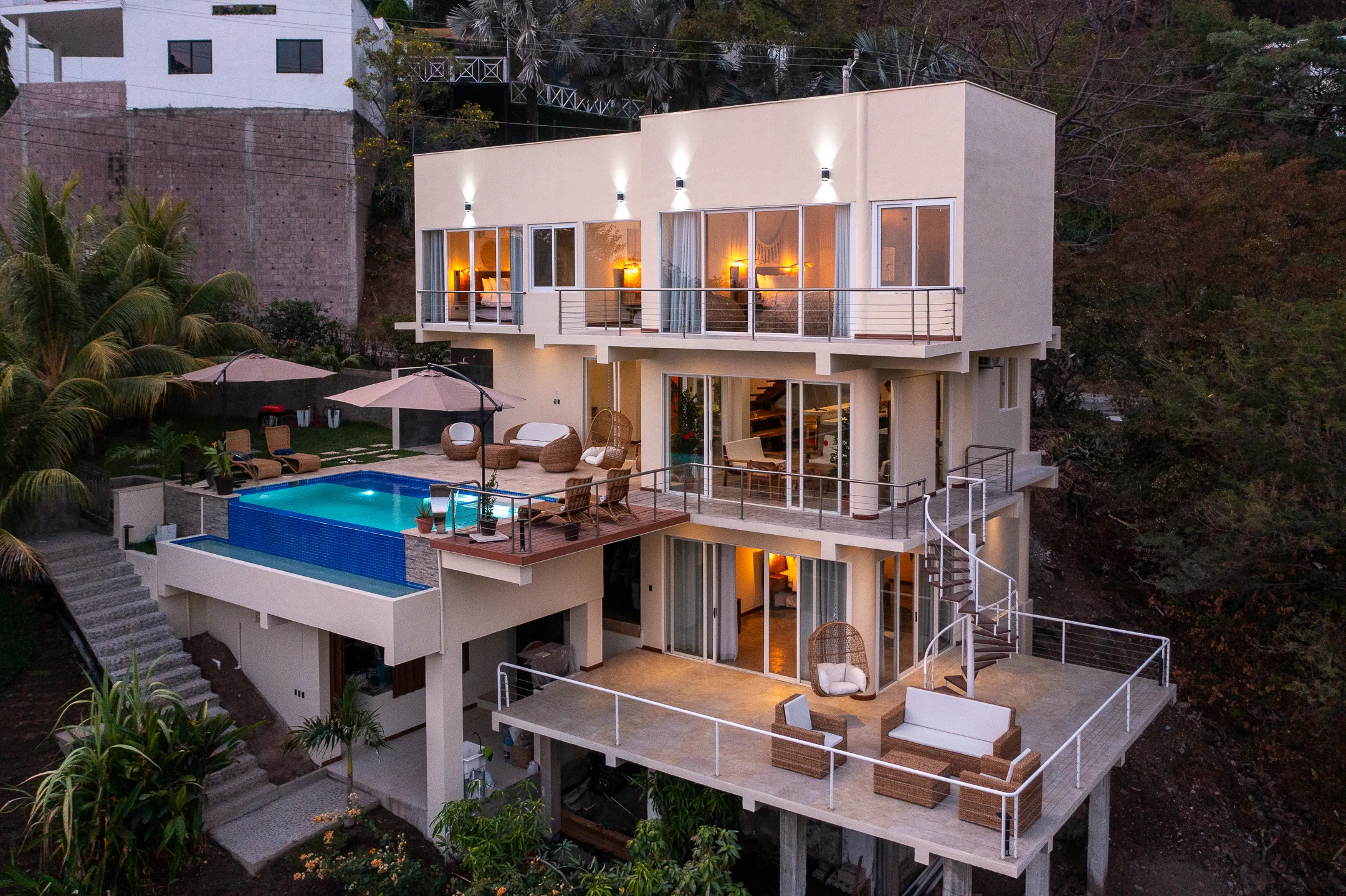 Fachada contemporánea de casa con piscina