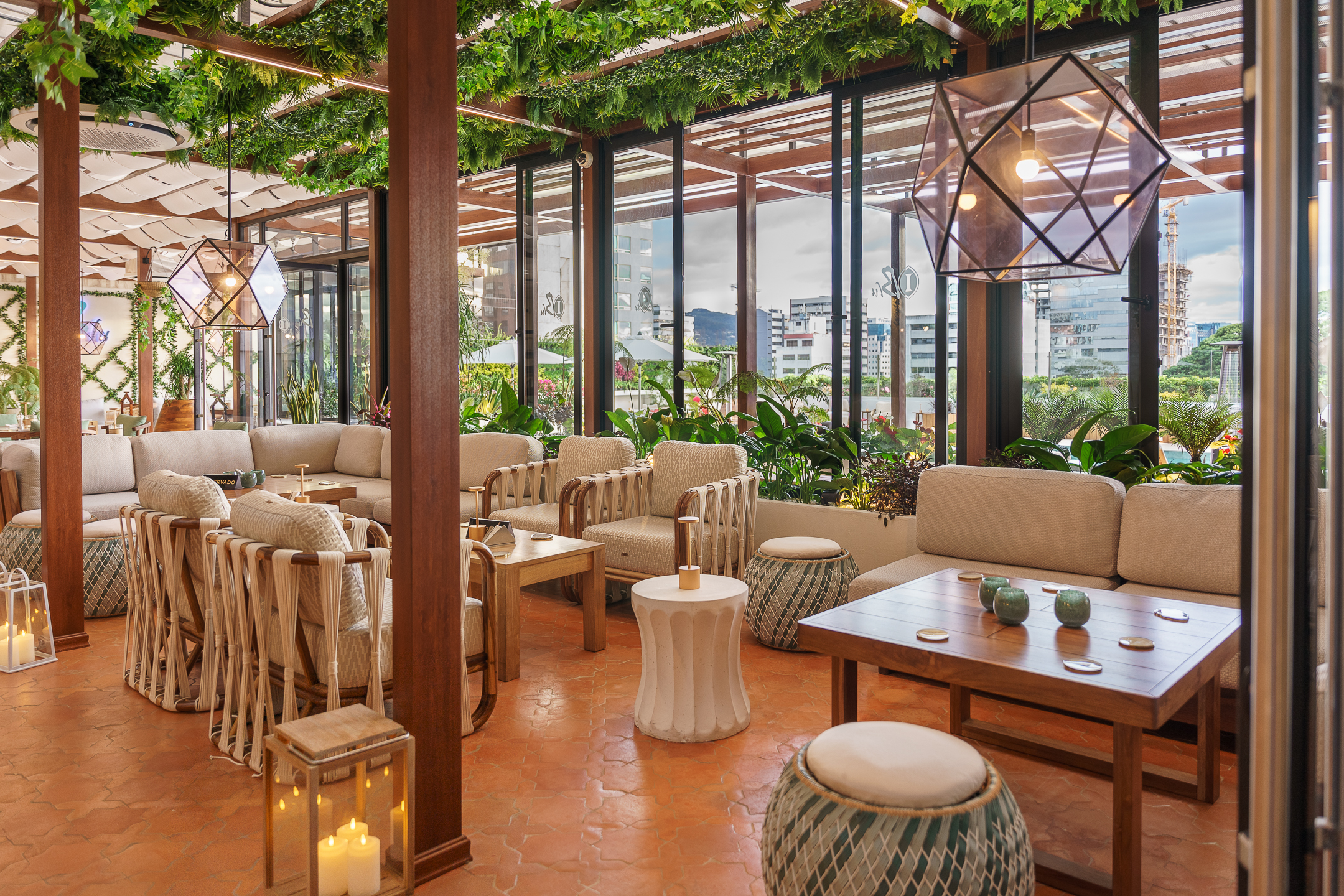 Espacio interior de Blu Bar en Guatemala, con sillas de madera y decoración contemporánea.