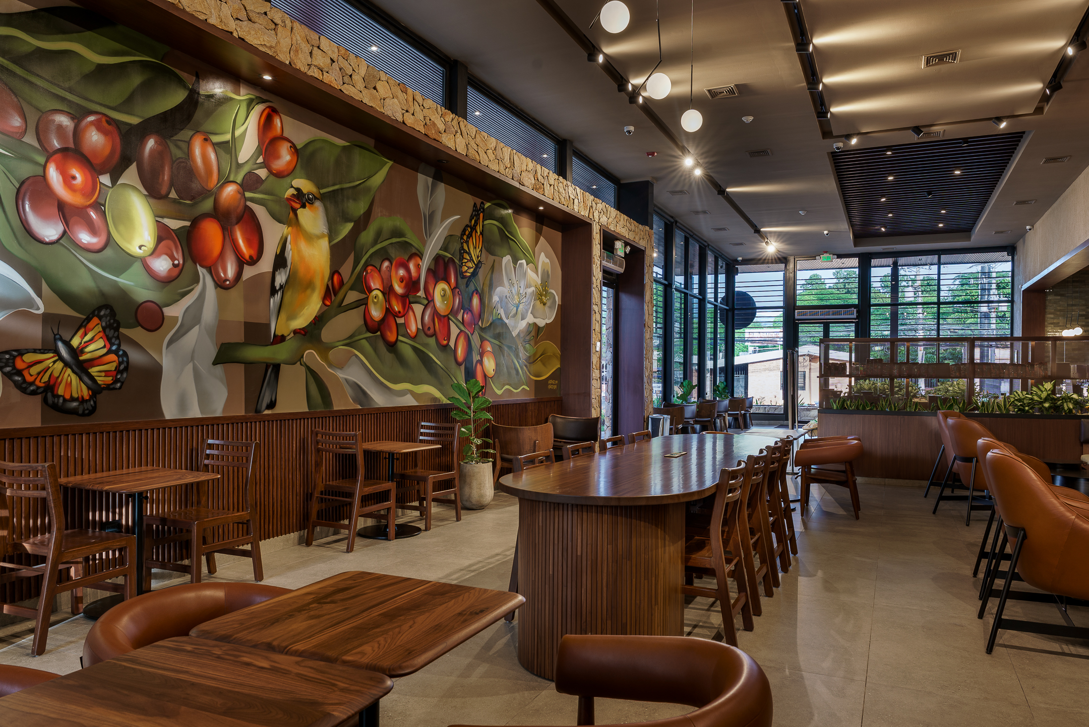 Interiores de restaurante con mural decorativo documentados por Gatopardo Media