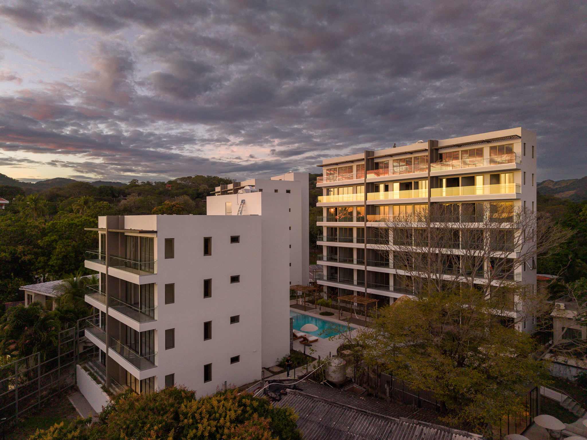 Vista arquitectónica de edificios contemporáneos con piscina en Zonset Surf Residences.