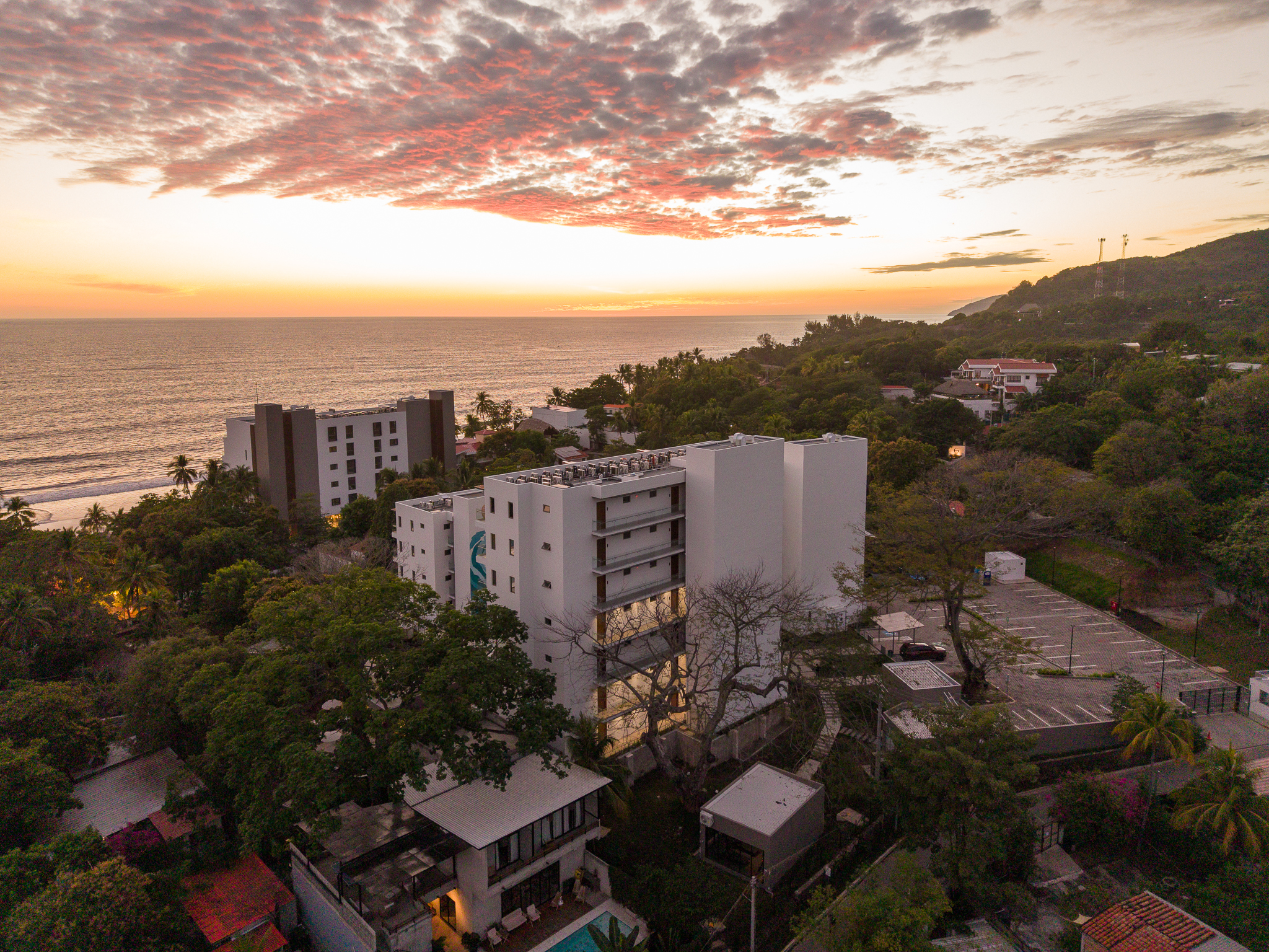 Edificio moderno de Zonset Surf Residences en la costa al atardecer