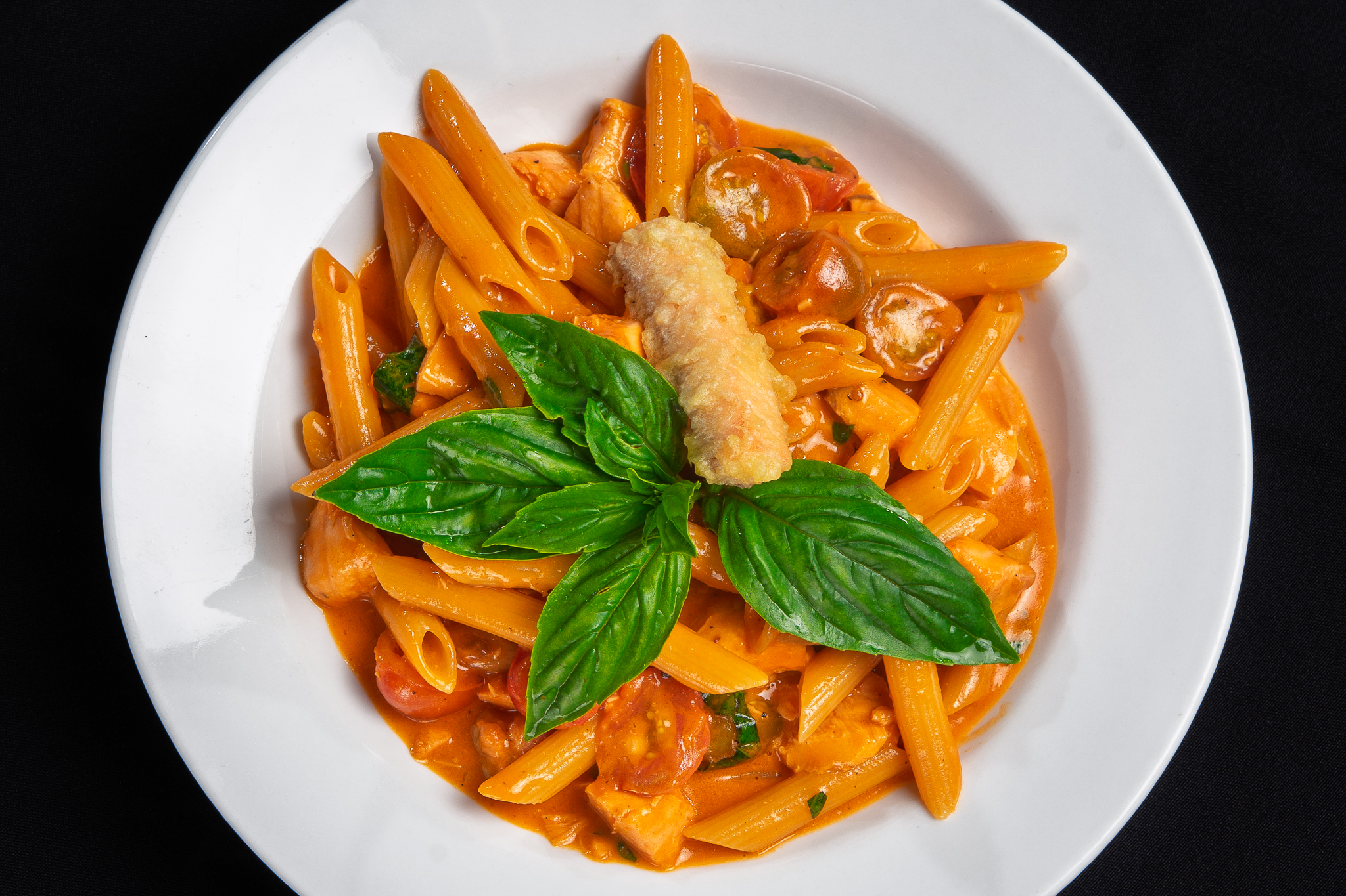 Plato de pasta fotografiado para producción gastronómica comercial en El Salvador