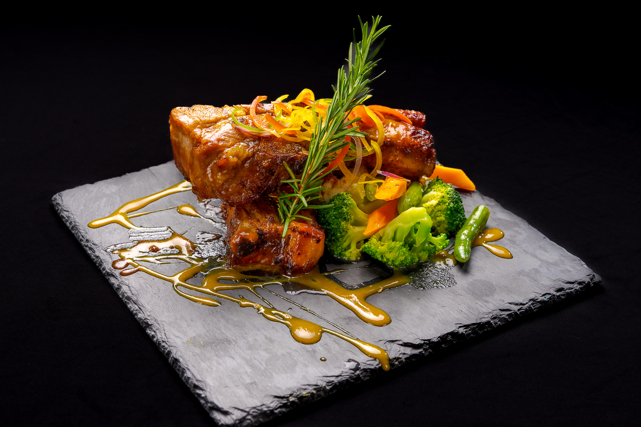 Plato premium fotografiado para campaña gastronómica comercial en El Salvador