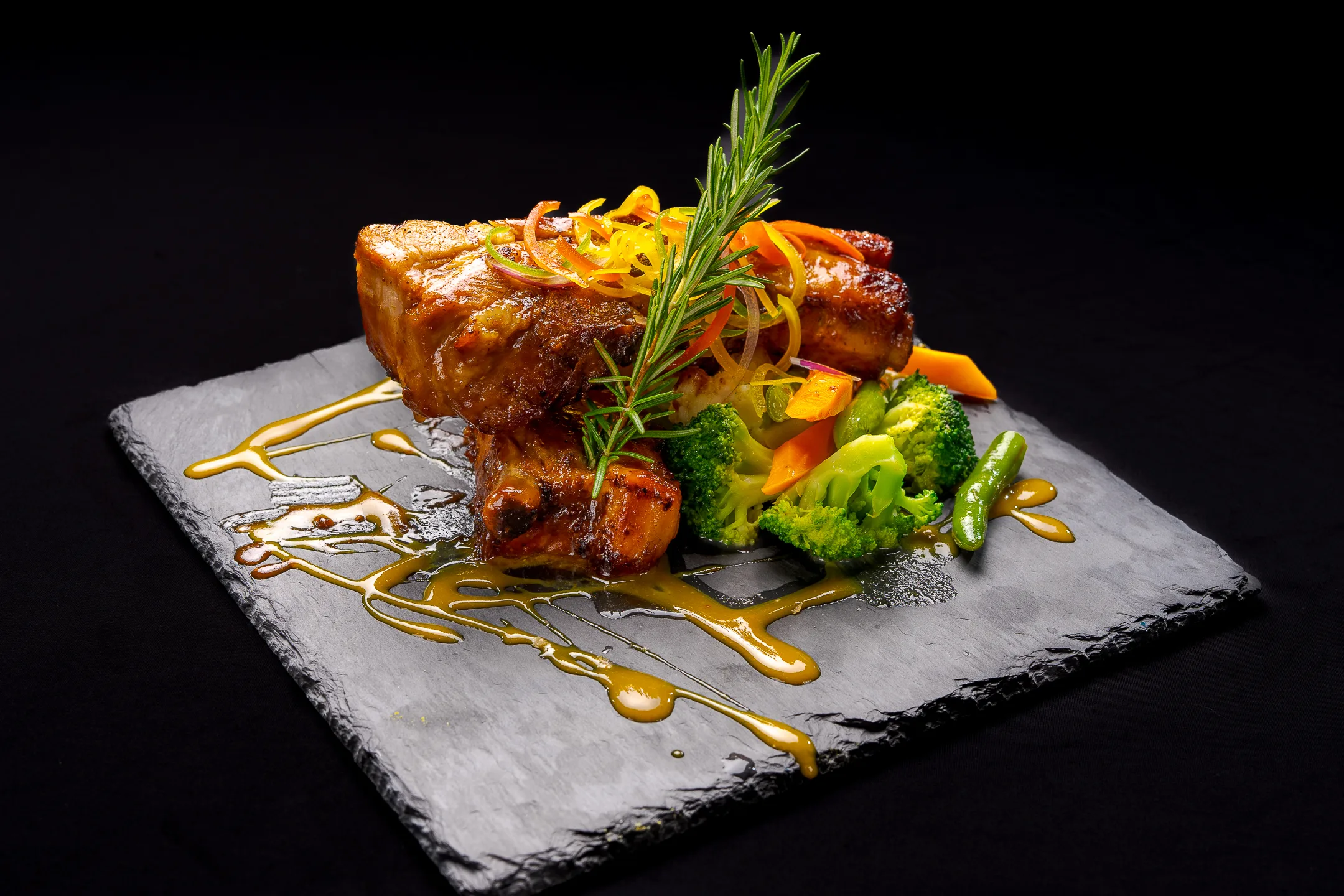 Plato premium fotografiado para campaña gastronómica comercial en El Salvador